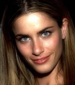 Amanda Peet